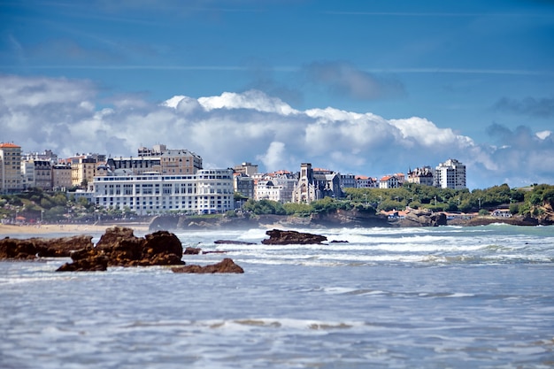 La ciudad de Biarritz y su hermoso océano.