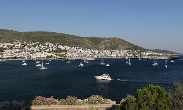 Ciudad de Bodrum en la costa egea de Turquía