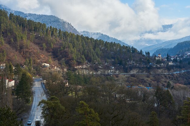 Ciudad de Borjomi en Georgia. Ciudad entre las montañas. Aire puro y belleza de la naturaleza.