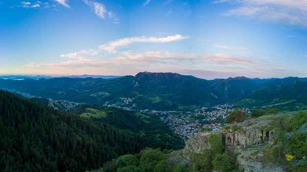 Ciudad búlgara smolyan con vegetación lacustre y nubes vistas panorámicas de las montañas rodope