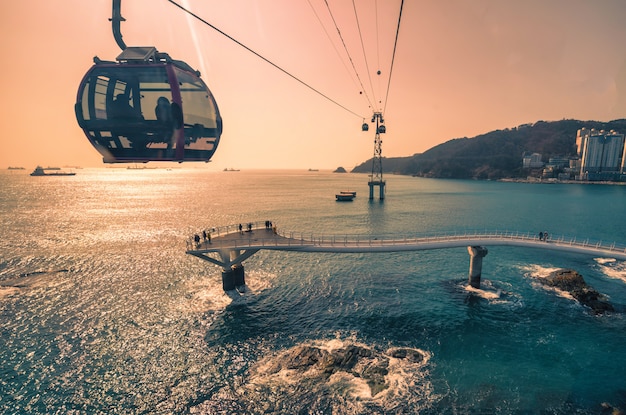 Ciudad de Busan con playa Haeundae en Busan, provincia de Gyeongsang del Sur, Corea del Sur.