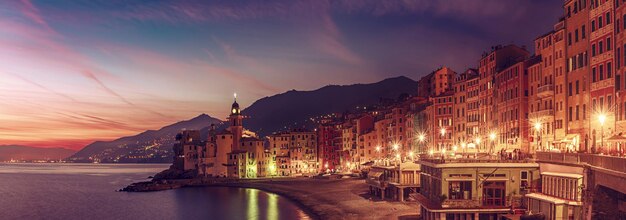 Ciudad de Camogli al atardecer