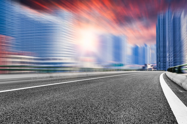 Foto la ciudad y la carretera en el fondo moderno edificio de oficinas