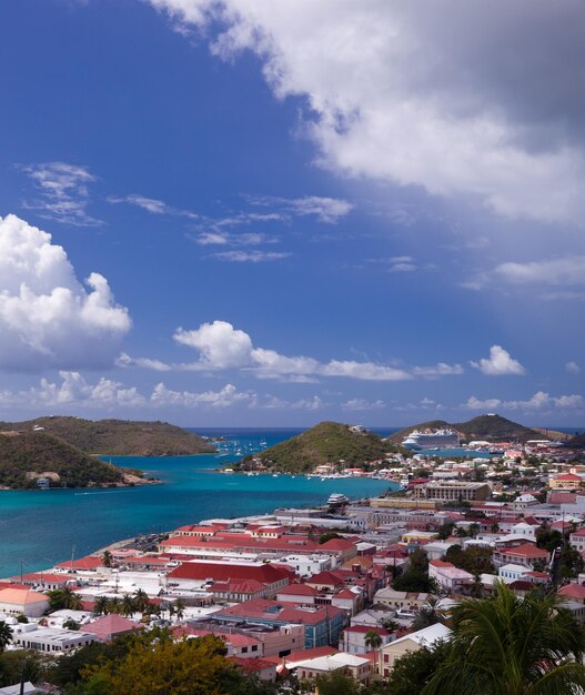 Ciudad de Charlotte Amalie y puerto