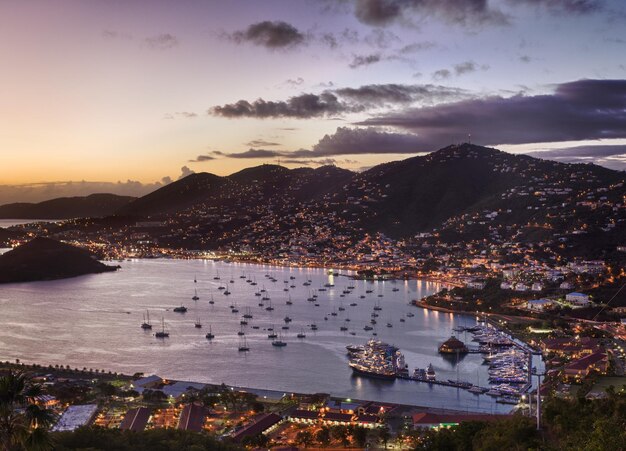 Ciudad de Charlotte Amalie y puerto