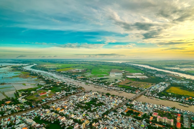 Ciudad de Chau Doc, provincia de An Giang, Vietnam, vista aérea. Esta es una ciudad fronteriza con Camboya.