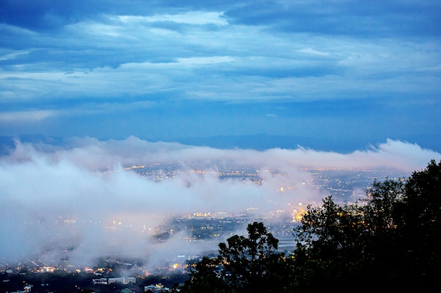 La ciudad de Chiang Mai en el paisaje de la montaña Doi Suthep en el cielo crepuscular con nubes brumosas