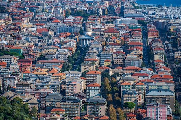 La ciudad de Chiavari vista desde un santuario sobre las colinas