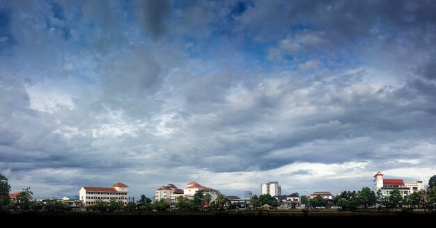 ciudad con y cielo de nubes