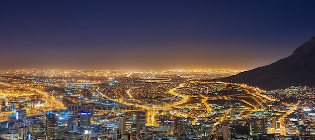 La ciudad cobra vida por la noche Vista de un paisaje de la ciudad por la noche