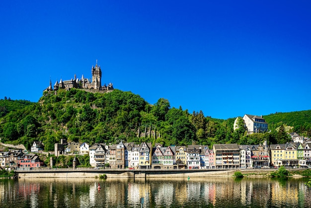 Ciudad de Cochem con el castillo imperial Castillo histórico europeo