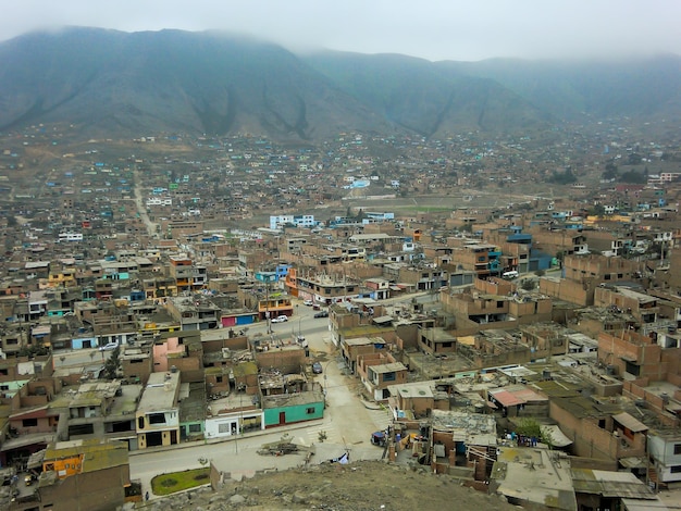 La ciudad de Collique en el norte de Lima, la capital de Perú desde la cima de una montaña