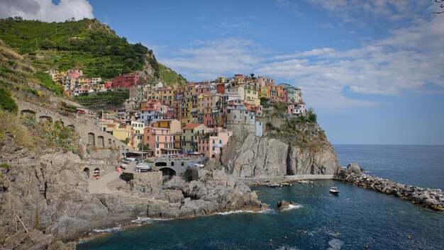 Ciudad colorida ubicada en Cinqueterre, Italia