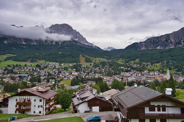 Ciudad de cortina dampezzo en dolomitas alpes italianos