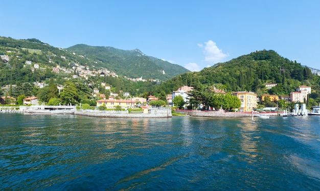 Ciudad en la costa del lago de Como (Italia). Vista de verano desde el tablero del barco.