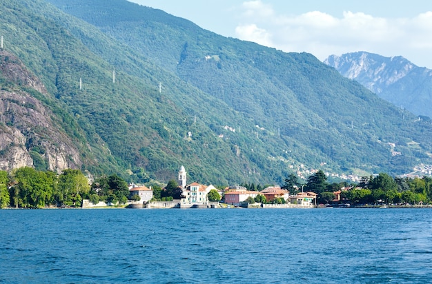 Ciudad en la costa del lago de Como (Italia). Vista de verano desde el tablero del barco.