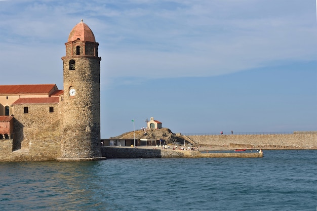 Ciudad costera de Collioure y Notre Dame des Anges Church, Collioure, Rosellón, Pirineos orientales,