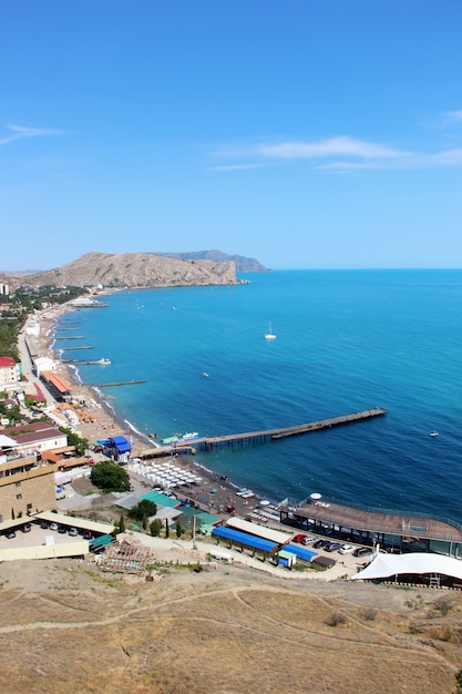 La ciudad costera de Sudak en Crimea, la vista desde la cima de la montaña.