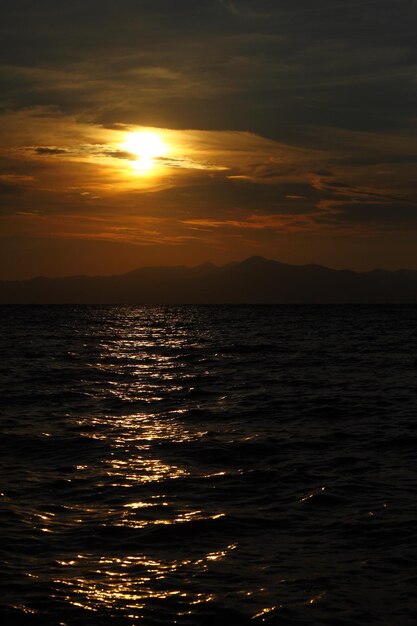 Foto la ciudad costera de turgutreis y las espectaculares puestas de sol