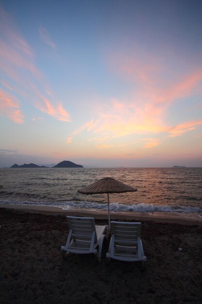 Foto la ciudad costera de turgutreis y las espectaculares puestas de sol