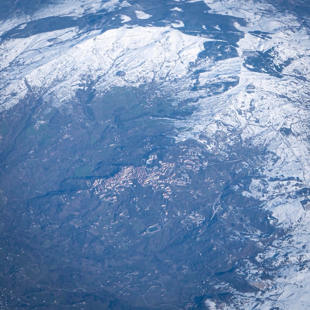 Una ciudad cubierta de nieve se ve desde la estación espacial.