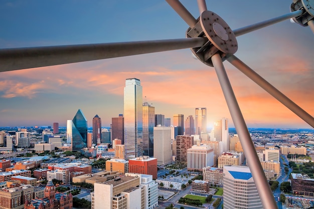 Ciudad de Dallas, Texas con cielo azul al atardecer, Texas