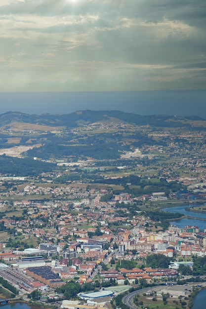 Ciudad en un día lluvioso