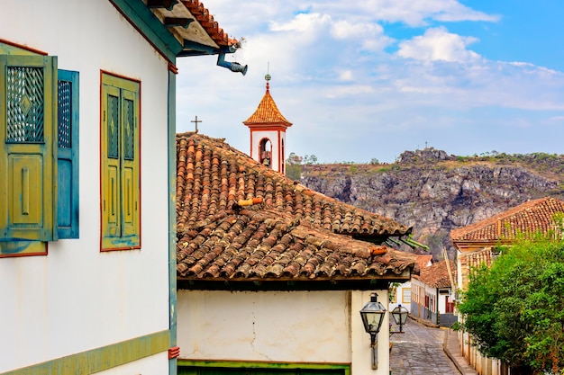 Ciudad de Diamantina con sus casas de estilo colonial y balcones con la iglesia en el fondo