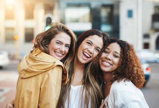 Foto en la ciudad donde la diversión nunca se detiene captura recortada de tres amigos divirtiéndose en la ciudad