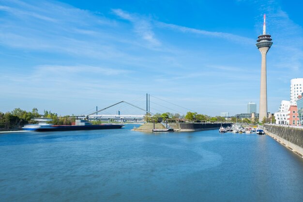 Ciudad de Düsseldorf con puerto de medios