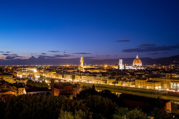 Foto ciudad del edificio de la catedral de la señal del duomo de florencia en italia.