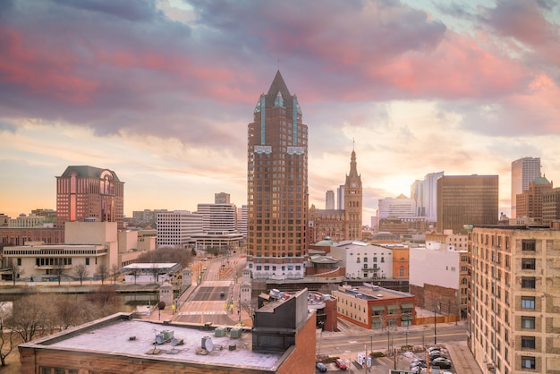 Ciudad con edificios en Milwaukee en penumbra, en Wisconsin, EE.