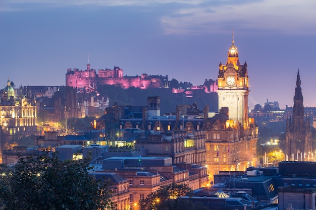 Ciudad de Edimburgo desde Calton Hill en la noche, Escocia, Reino Unido