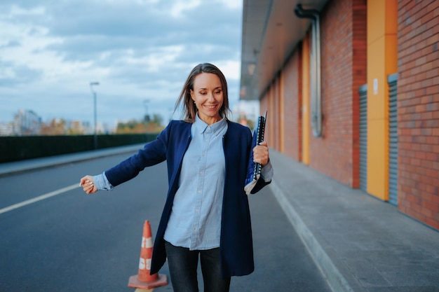 Ciudad un encanto contenido y feliz mujer joven caminar en ropa de negocios mostrando la alegría de profesional