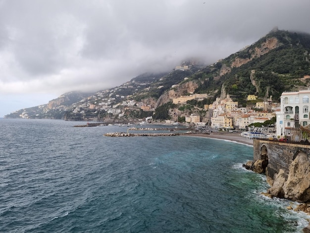 Foto una ciudad se encuentra en la costa de la isla