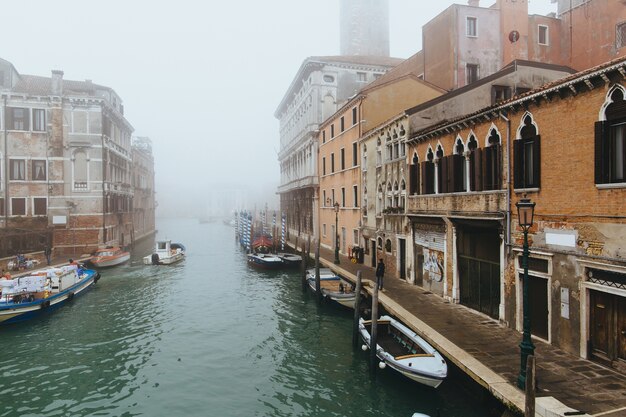 Ciudad enigmática en espesa niebla