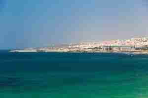 Foto la ciudad de ericeira y el mar verde