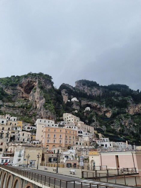 Foto una ciudad es un pueblo de montaña ubicado en el borde de un acantilado