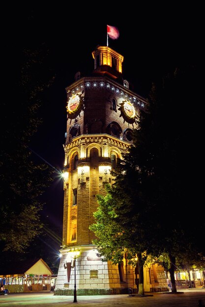 Ciudad europea con torre de reloj a la luz de la noche.