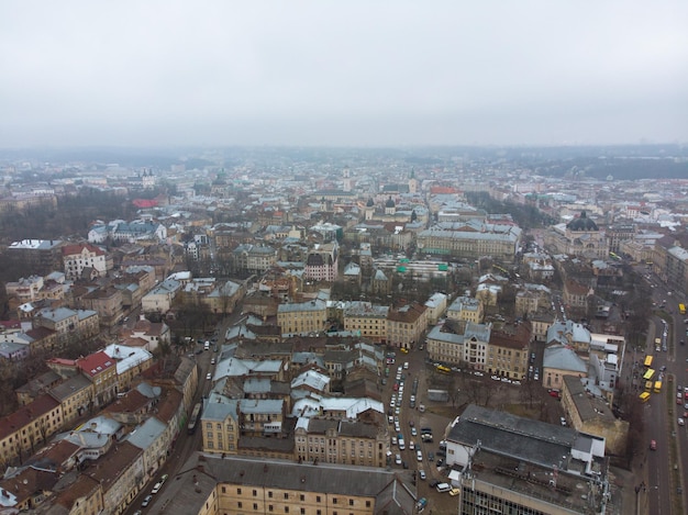 Ciudad europea en la vista de pájaro del clima de niebla