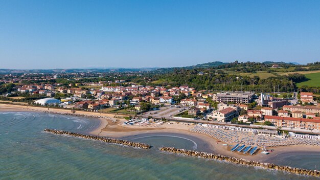 Foto la ciudad de fano en italia con su mar