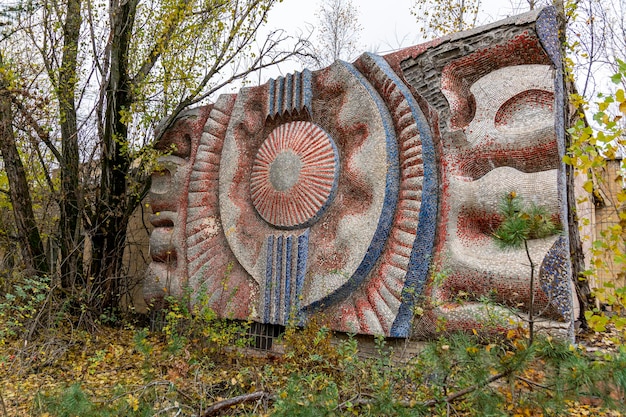 La ciudad fantasma de Pripyat en la zona de radiación de 30 km de Chernobyl Viejos edificios y símbolos abandonados