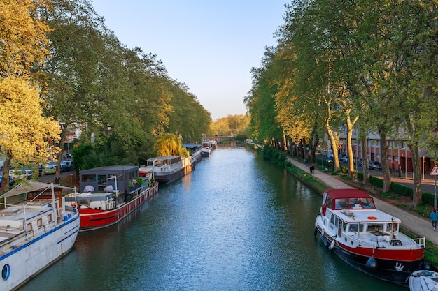 Foto ciudad francesa antigua de toulouse y el río garona vista panorámica