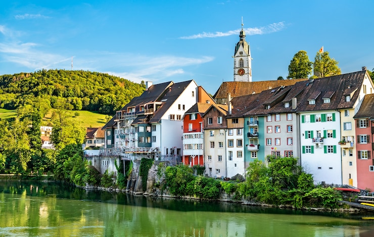 Foto una ciudad fronteriza en el río rin en suiza