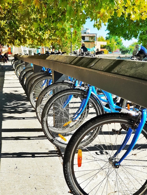 Una ciudad para la gente, la ecología y el urbanismo concepto de bicicletas en un estacionamiento en una fila de estacionamiento para bicicletas