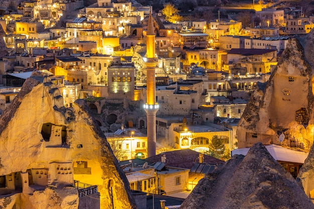 Ciudad de Goreme en la noche Famoso centro turístico de vuelos en globo en Capadocia Turkiye Vista aérea luz nocturna Ciudad de Goreme desde la montaña Vista nocturna de Goreme Capadocia Turquía