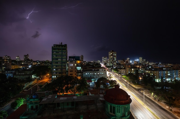 Ciudad de La Habana Capital de Cuba durante una tormenta dramática con relámpagos en la noche