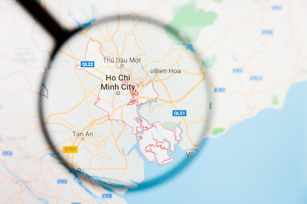Ciudad Ho Chi Minh, concepto ilustrativo de visualización de la ciudad de Vietnam en la pantalla a través de una lupa