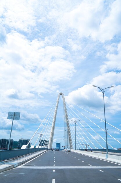 Ciudad Ho Chi Minh Vietnam 22 DE MAYO de 2022 Puente Thu Thiem 2 que conecta la península de Thu Thiem y el Distrito 1 a través del río Saigón en el puerto de Bach Dang