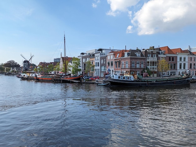 Foto ciudad holandesa de leiden en el sur de holanda el paisaje holandés con antiguas y hermosas casas en el canal